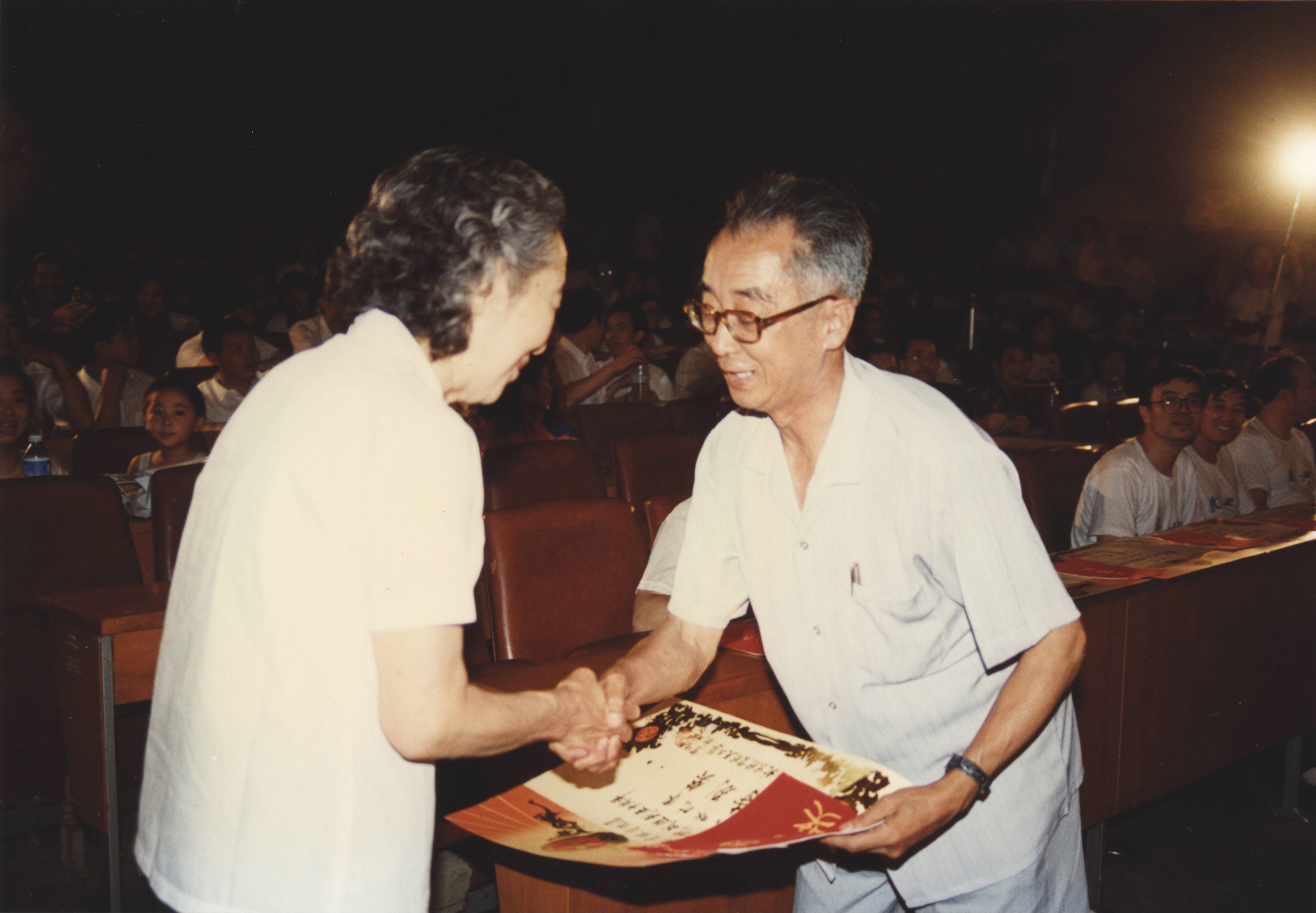 1995年8月，taptap点点官网为纪念抗日战争胜利50周年举行歌泳比赛，刁正邦为获奖教师