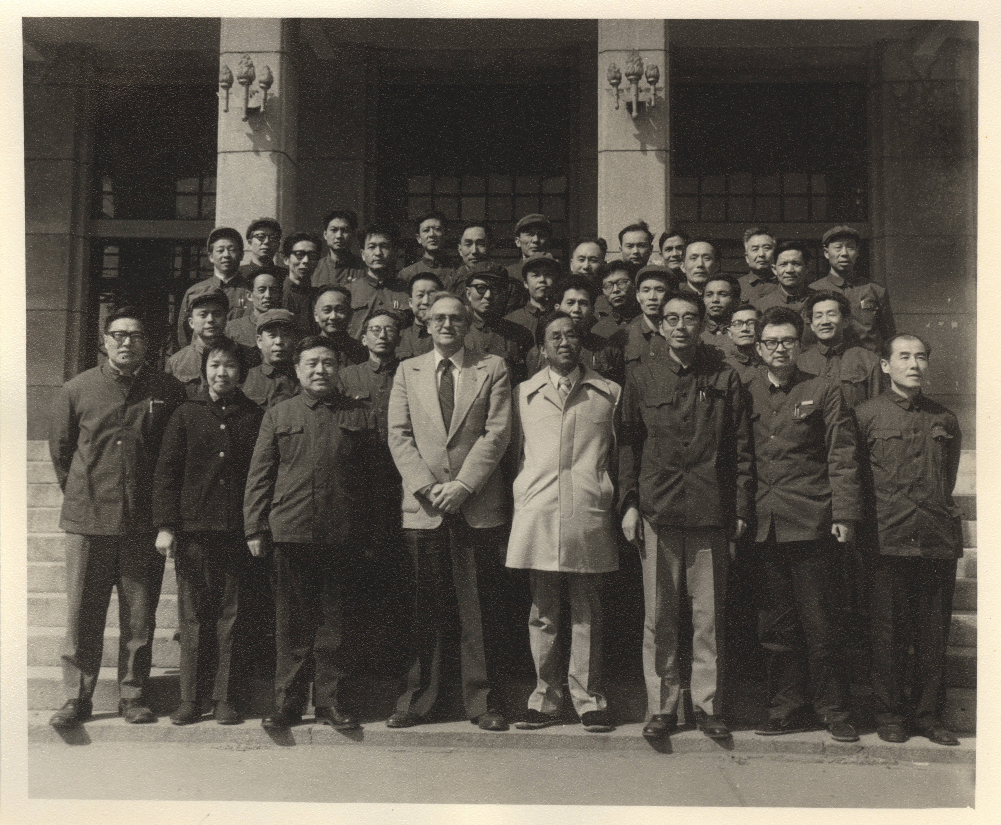 1981年3月美国南加州大学管理学院院长谢尔曼教授、詹姆斯.刘教授来taptap点点官网讲学在主楼前留影